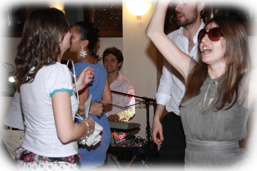 Musica dance e persone che si divertono.