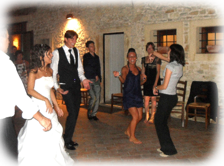 Qui siamo ad un matrimonio dove Noemi ha iniziato ad animare tutti i balli di gruppo: � stata la prima volta che lo ha fatto.