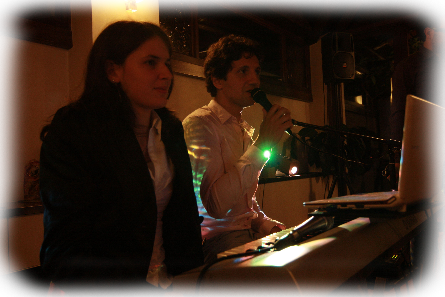 DJ con musica dance e luci.