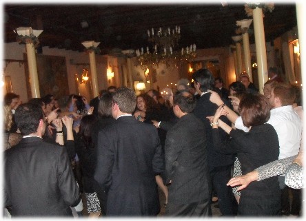 Durante una festa scatenata mentre viene svolto il servizio deejay